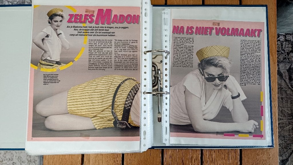 Madonna grote map met artikelen 1984 - 1985, Verzamelen, Verzenden, Zo goed als nieuw, Boek, Tijdschrift of Artikel