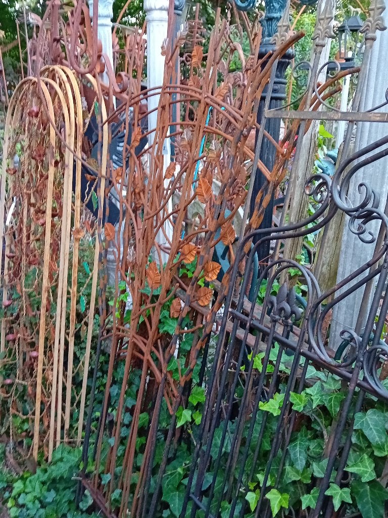 Plantensteun/ trellis met vogel/ franse lelie- ornament, Ophalen