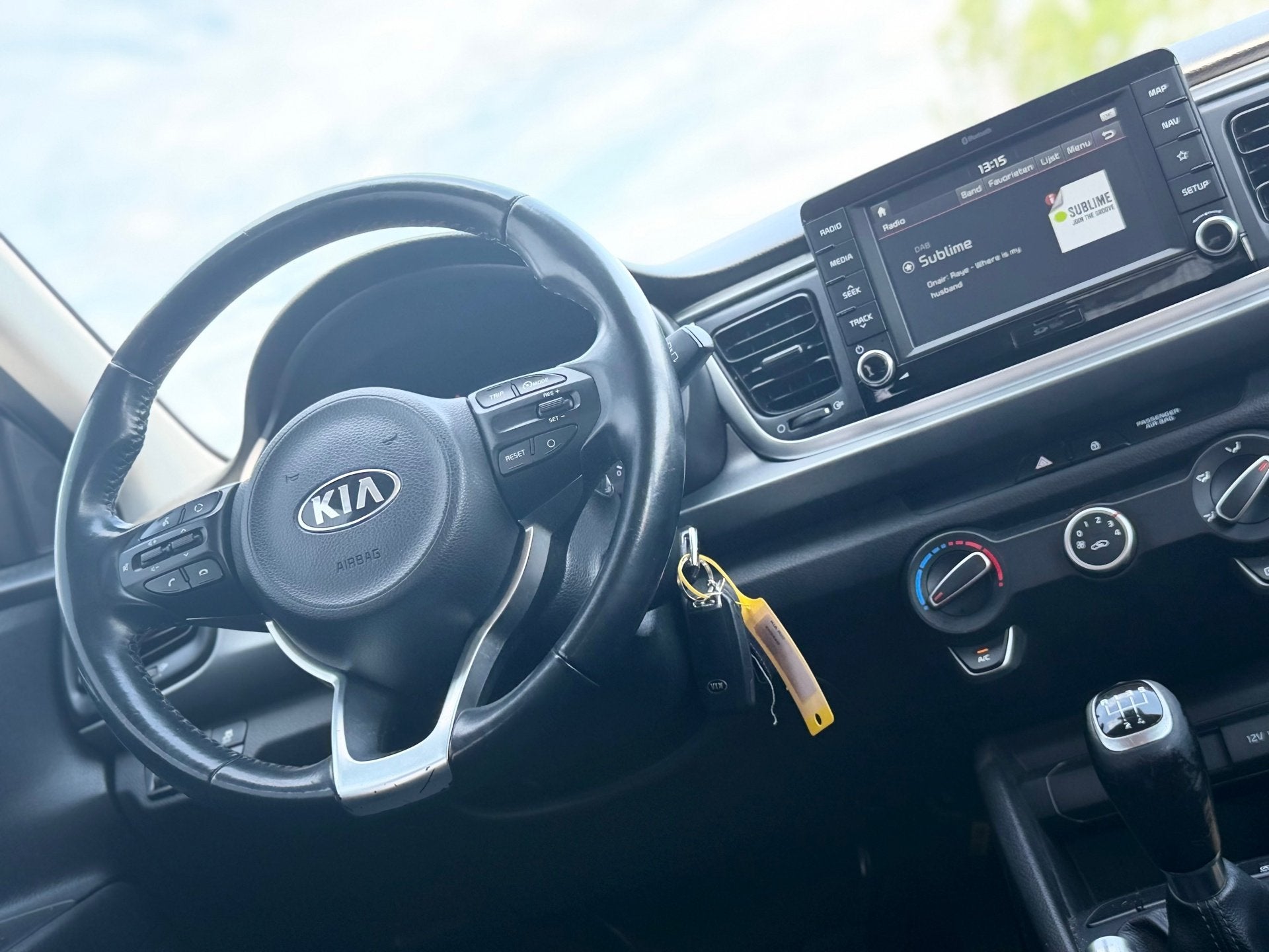 Kia Rio 1.0 TGDI DynamicLine - Silky Silver - Camera/Carplay, Auto's, Kia, Voorwielaandrijving, Gebruikt, 49 €/maand, Origineel Nederlands