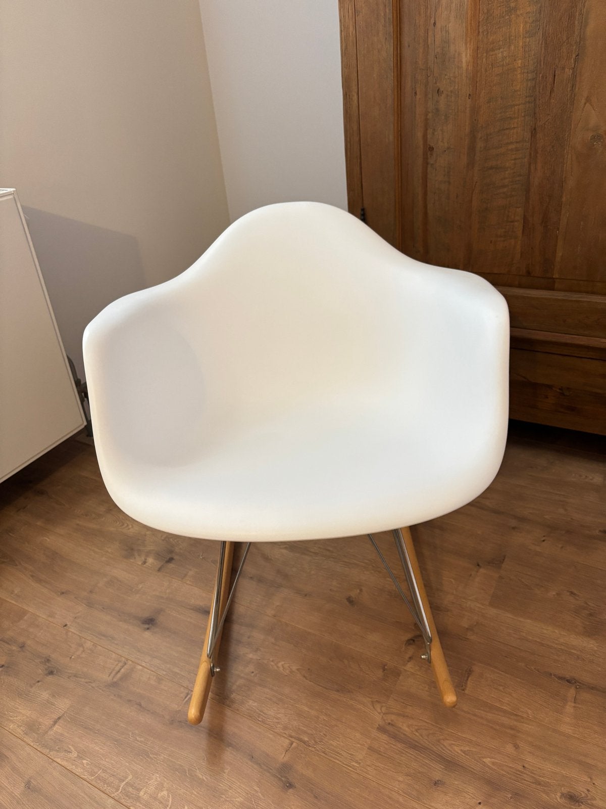 Witte schommelstoel in Eames-stijl NIEUW!!, Kunststof, Wit, Nieuw, Ophalen of Verzenden