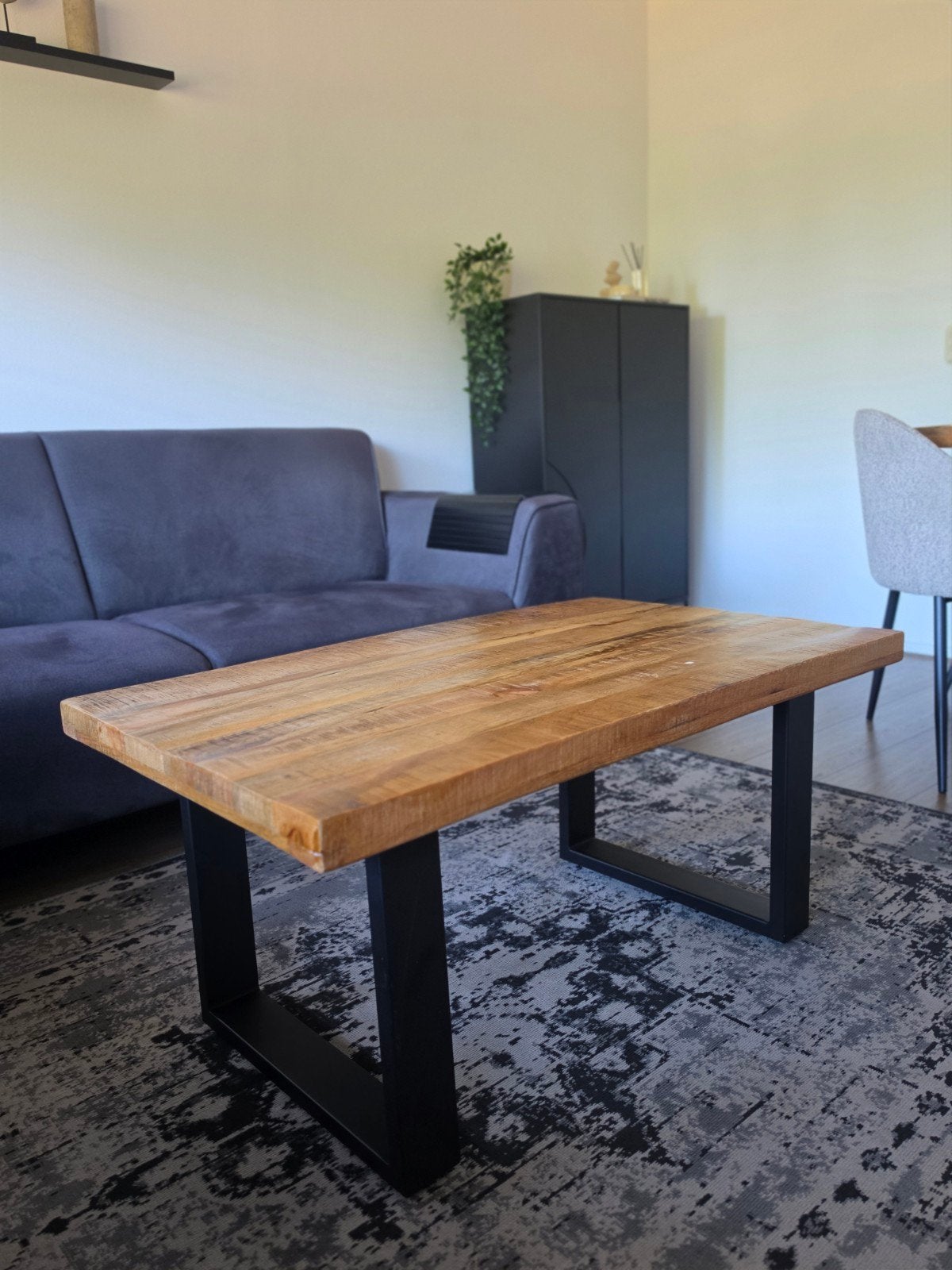 Salontafel van mangohout met metalen onderstel, Gebruikt, 100 tot 150 cm, Industrieel, Modern, 50 tot 100 cm