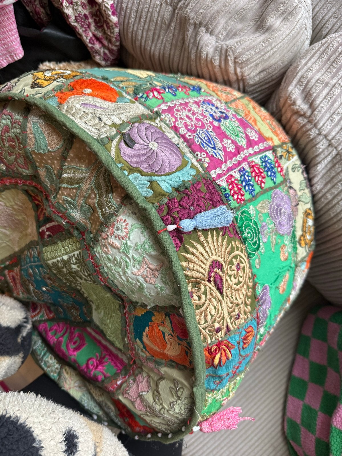 Decoratieve poef met patchwork en borduursels, Meerkleurig, Rond, Ophalen of Verzenden, Zo goed als nieuw