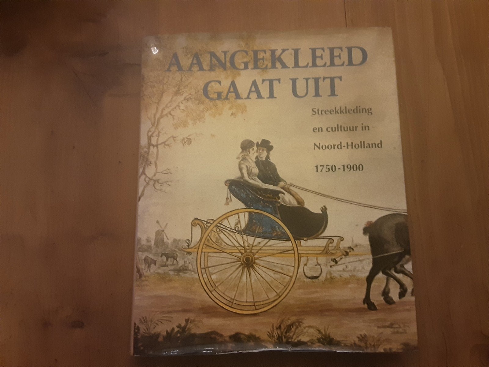 boek aangekleed gaat uit,streek noord Holland, Ophalen of Verzenden