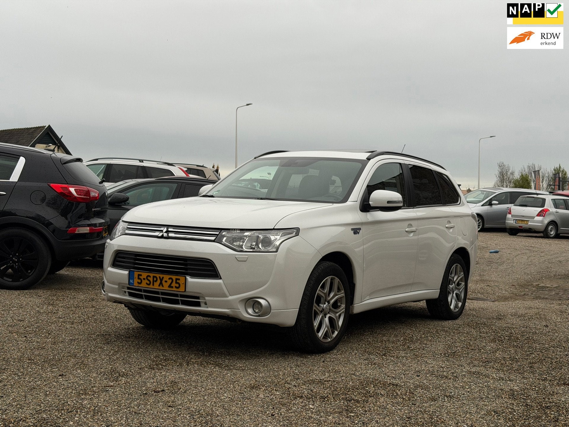 Mitsubishi Outlander 2.0 PHEV Instyle+ 1e Eig Dealer Onderho, Auto's, Zwart, 4 cilinders, Wit, Bedrijf