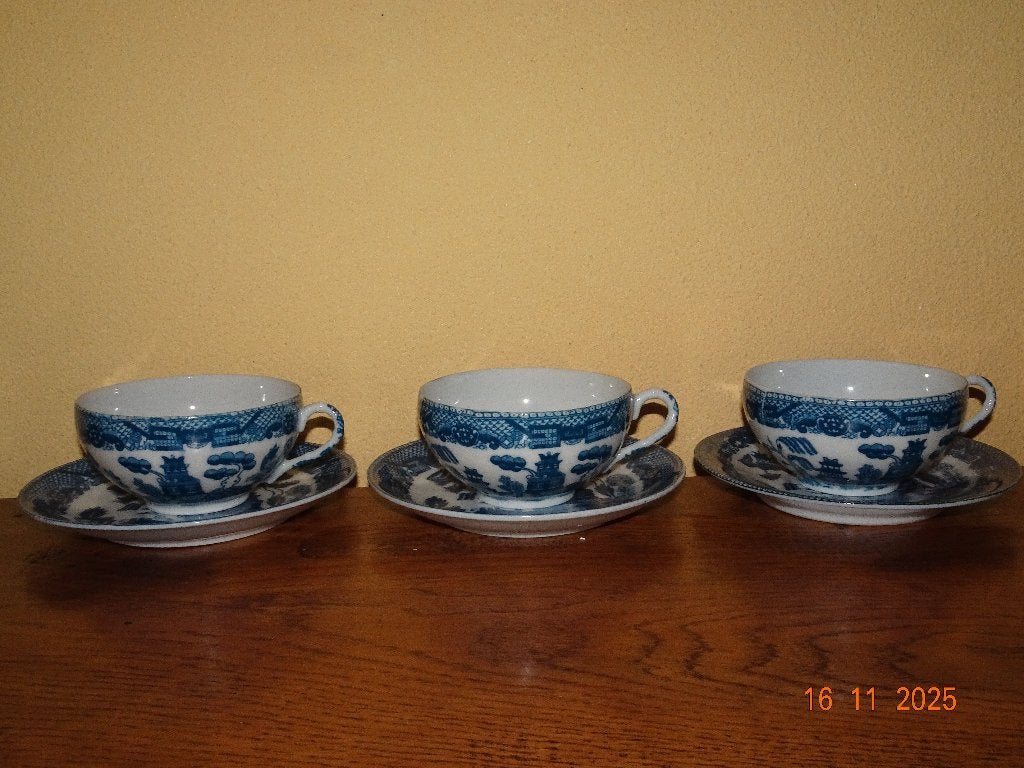 3 Japanse Blue Willow theekop en schotels, Ophalen of Verzenden, Zo goed als nieuw, Overige stijlen, Kop(pen) en/of Schotel(s)