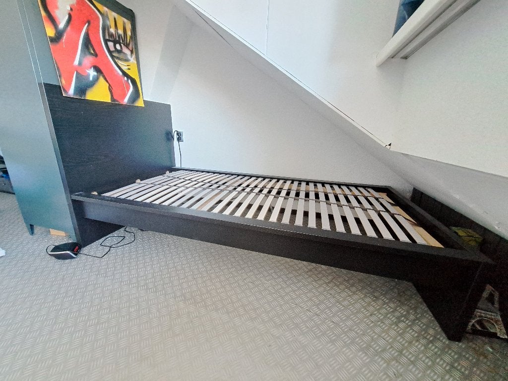Zwart eenpersoonsbed met lattenbodem, Huis en Inrichting, Slaapkamer | Bedden, Ophalen, Gebruikt, 90 cm, Eenpersoons