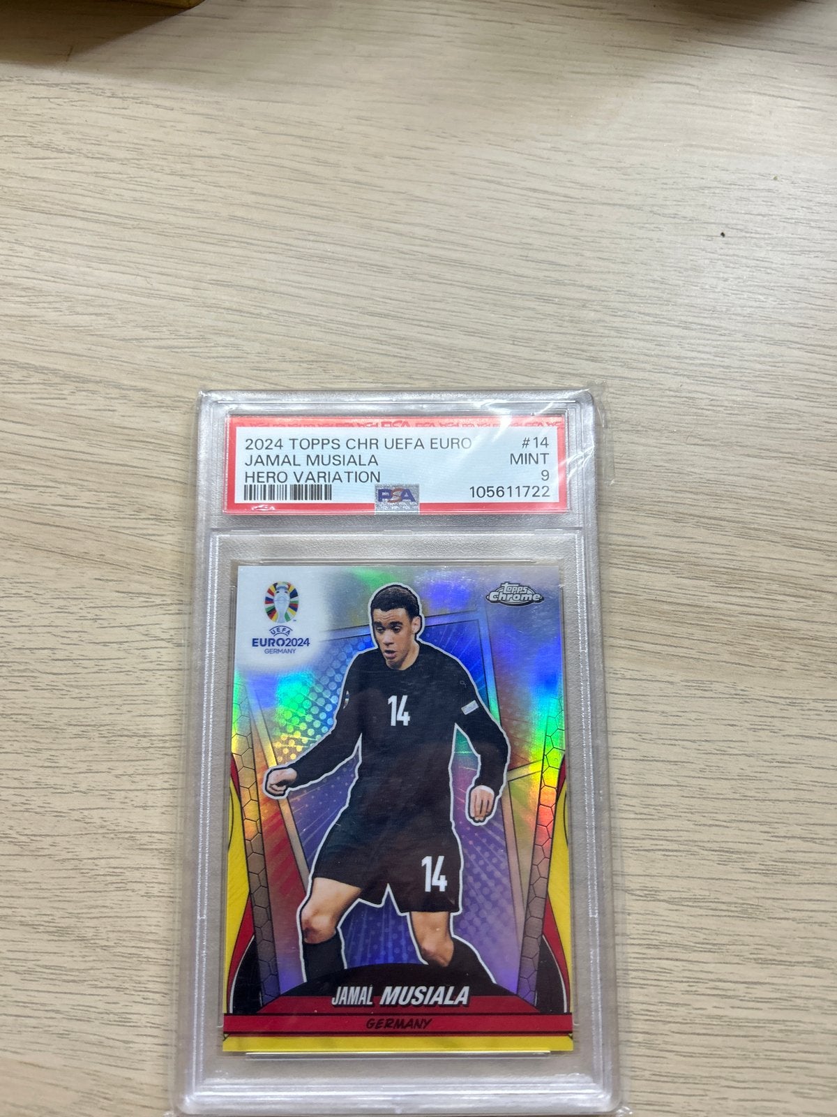 Topps Jamal Musiala Casehit Hero Variation PSA 9 MINT, Ophalen of Verzenden, Zo goed als nieuw, Buitenlandse clubs, Spelerskaart