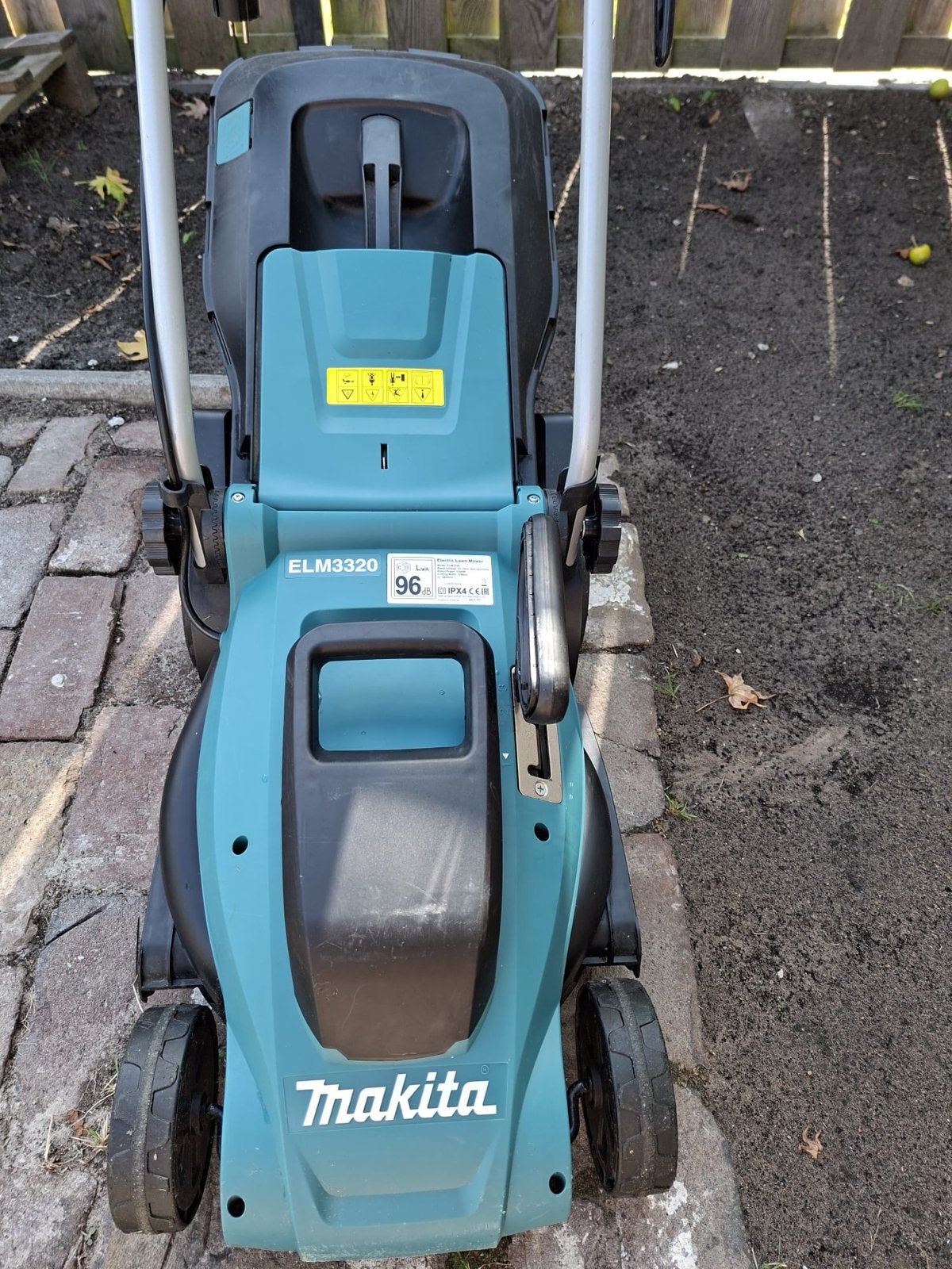 Makita: Zo goed als nieuwe elektrische grasmaaier 220V, 33cm, Tuin en Terras, Grasmaaiers, Ophalen, Zo goed als nieuw, 30 t/m 39 cm