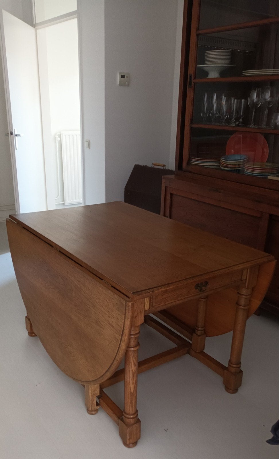 Prachtige degelijke gateleg tafel met 2 laatjes, Ophalen