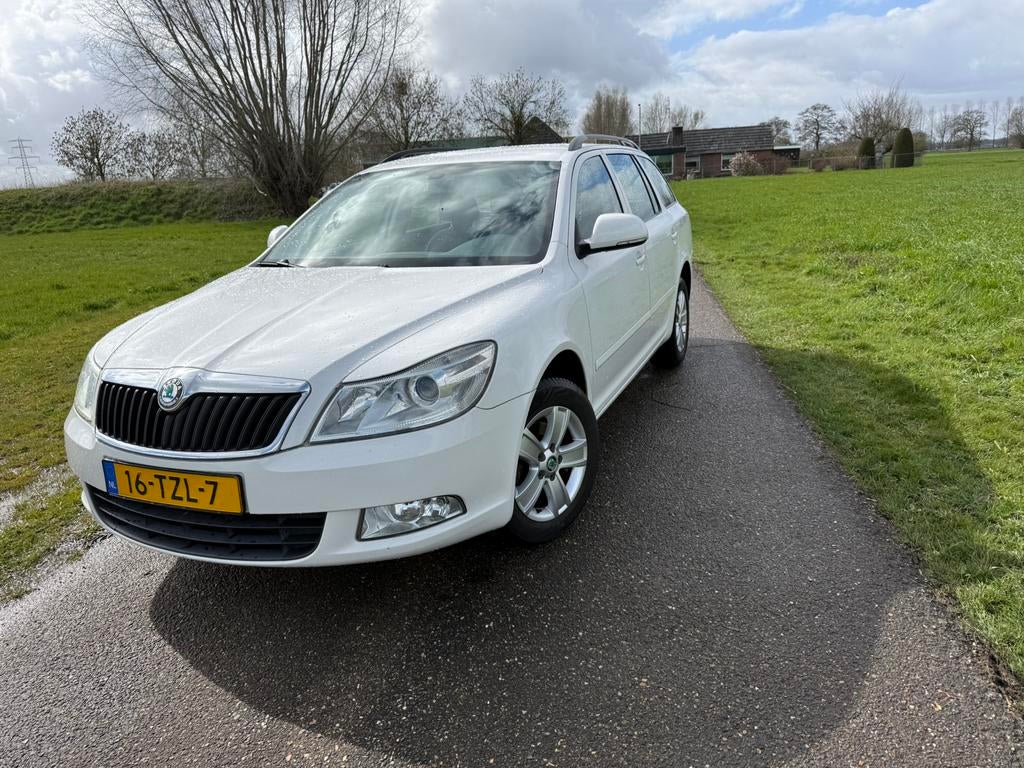 Skoda Octavia 1.2 TSI Combi 2012 Wit nw apk bomvol!, Auto's, Skoda, Voorwielaandrijving, 4 cilinders, Wit, Origineel Nederlands