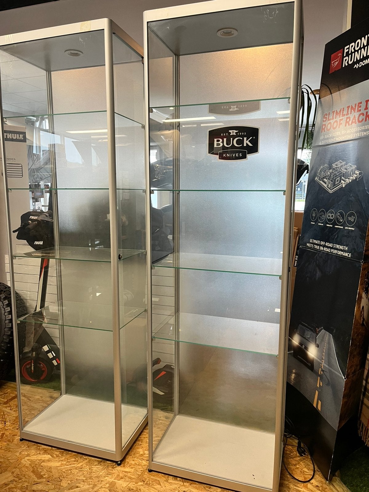 Glazen vitrinekasten met sleutel en verlichting, Huis en Inrichting, 200 cm of meer, Zo goed als nieuw, 25 tot 50 cm, Glas