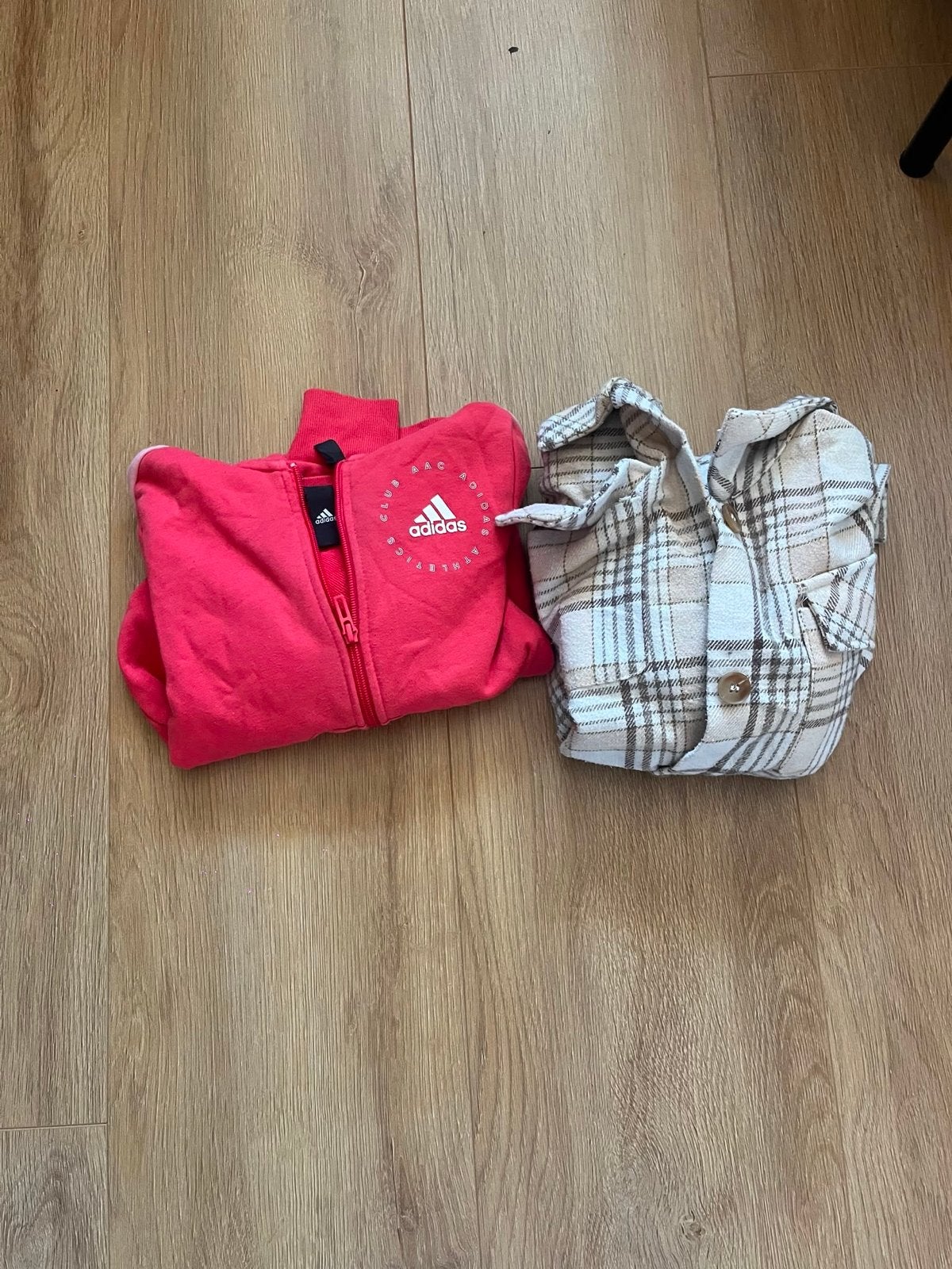 Adidas vest en geruit overhemd - Zo goed als nieuw, Ophalen, Zo goed als nieuw, Jongen of Meisje