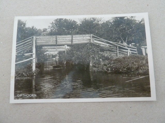 Giethoorn circa 1955 Bruggen met bootje, Ophalen of Verzenden, 1940 tot 1960, Gelopen, Overijssel