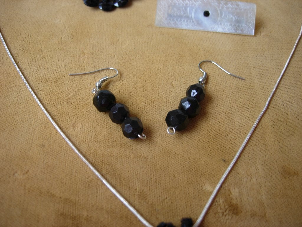 LOT VERSCHILLENDE SIERADEN., Verzenden, Overige materialen, Overige typen, Met edelsteen