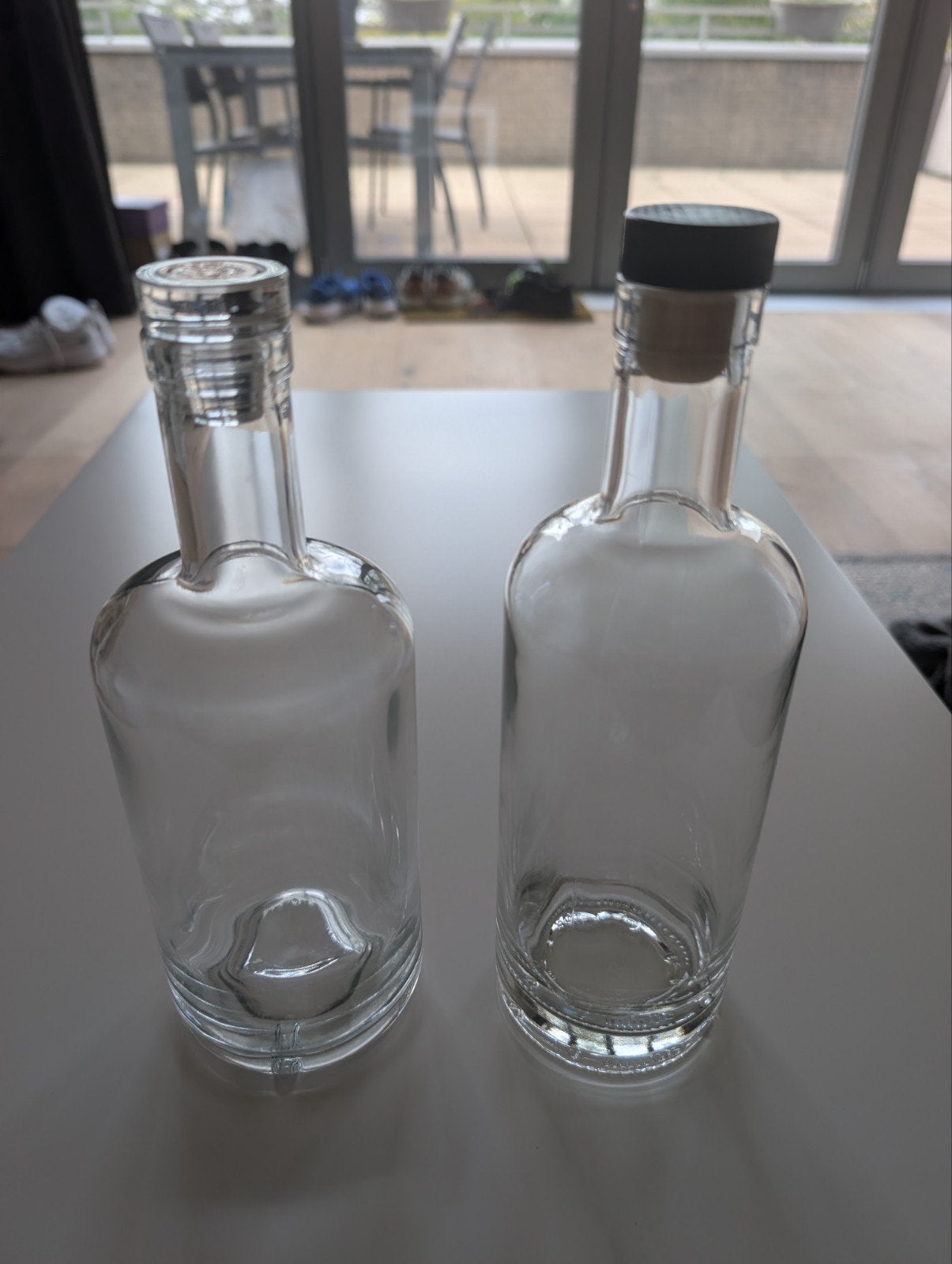 Twee lege glazen flessen, Ophalen