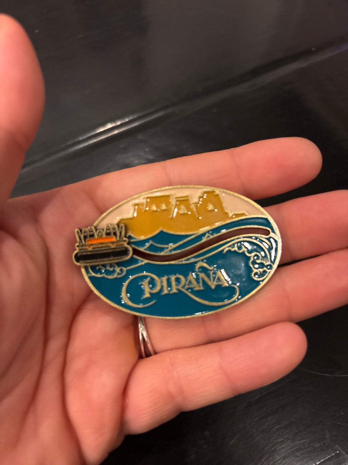 Efteling Piraña Pin, Verzamelen, Ophalen of Verzenden, Zo goed als nieuw, Overige onderwerpen, Speldje of Pin