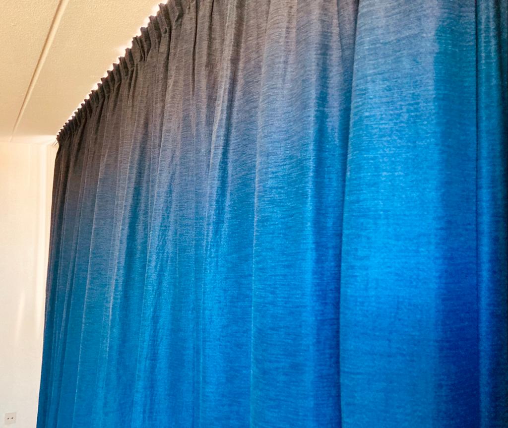 Donderblauw gordijn - verduisterend - Hema, Huis en Inrichting, Stoffering | Gordijnen en Lamellen, Ophalen, Gebruikt, Gordijn