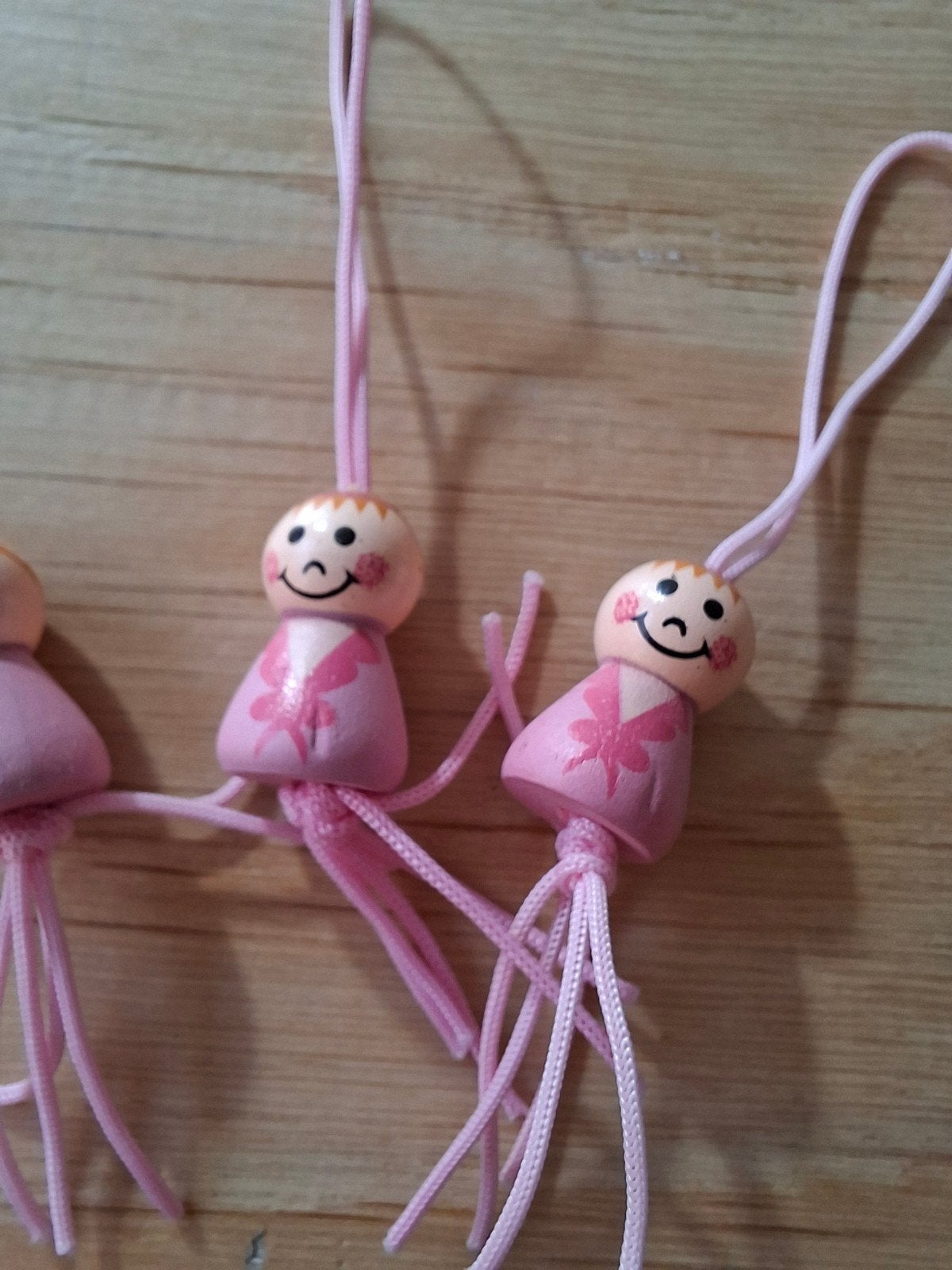 86 roze houten gelukspoppetjes met ophangkoordje, Ophalen of Verzenden, Nieuw