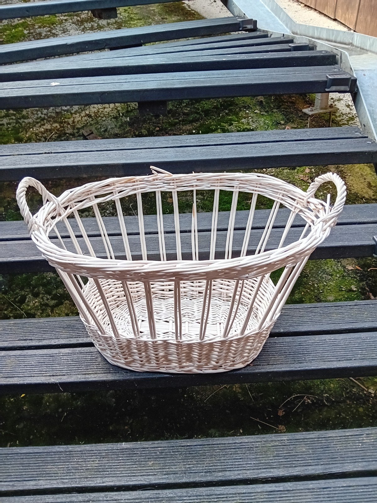 Witte rieten mand met handvatten, Huis en Inrichting, Gebruikt, Mand, Gevlochten, Ophalen of Verzenden