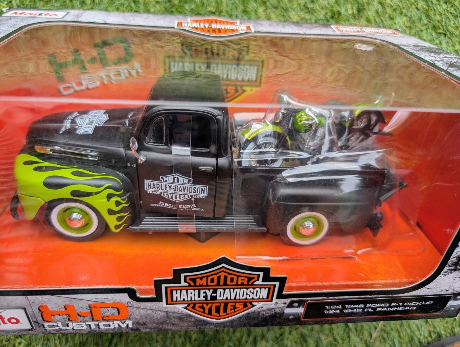 Maisto 1:24 Ford F-1 & Harley-Davidson Panhead set, Ophalen of Verzenden, Zo goed als nieuw, Auto, Maisto