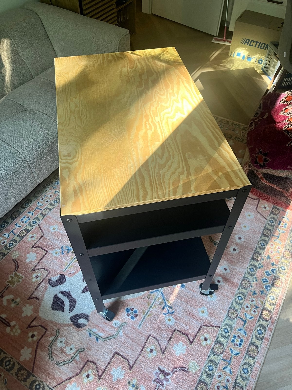 IKEA tafel op wieltjes- Handig en verplaatsbaar, Huis en Inrichting, Tafels | Salontafels, 50 tot 100 cm, Zo goed als nieuw, 75 – 100