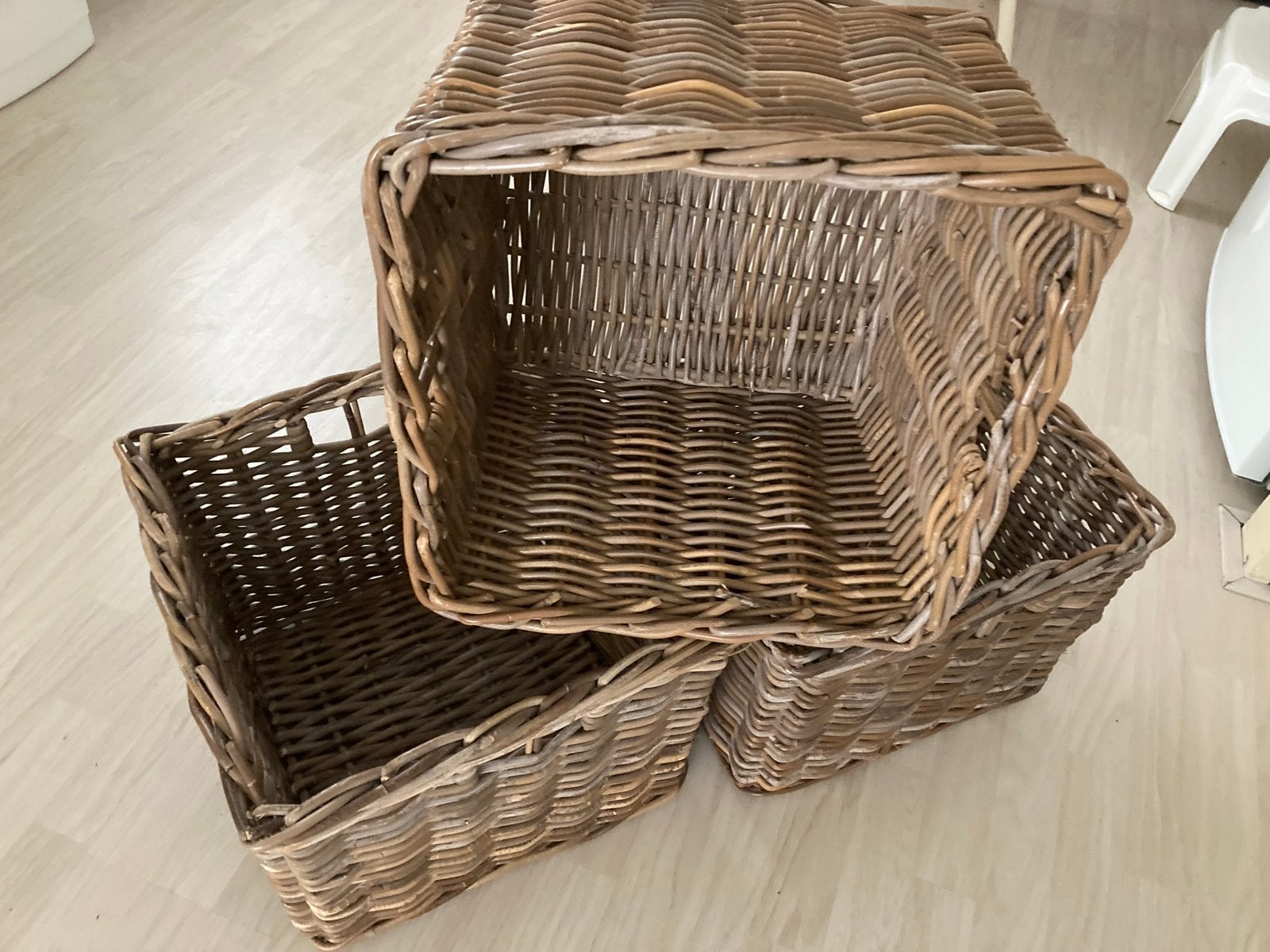 2 wilgentenen manden met handgreep 40x40 cm., Huis en Inrichting, Ophalen, Zo goed als nieuw, Riet