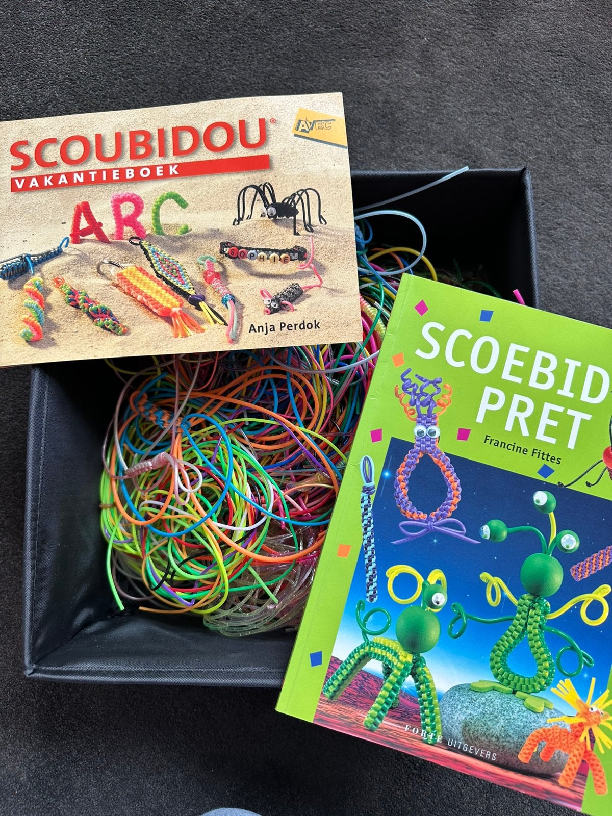 Scoebidoe / scoubidou touwtjes incl boekjes, Ophalen of Verzenden, Zo goed als nieuw
