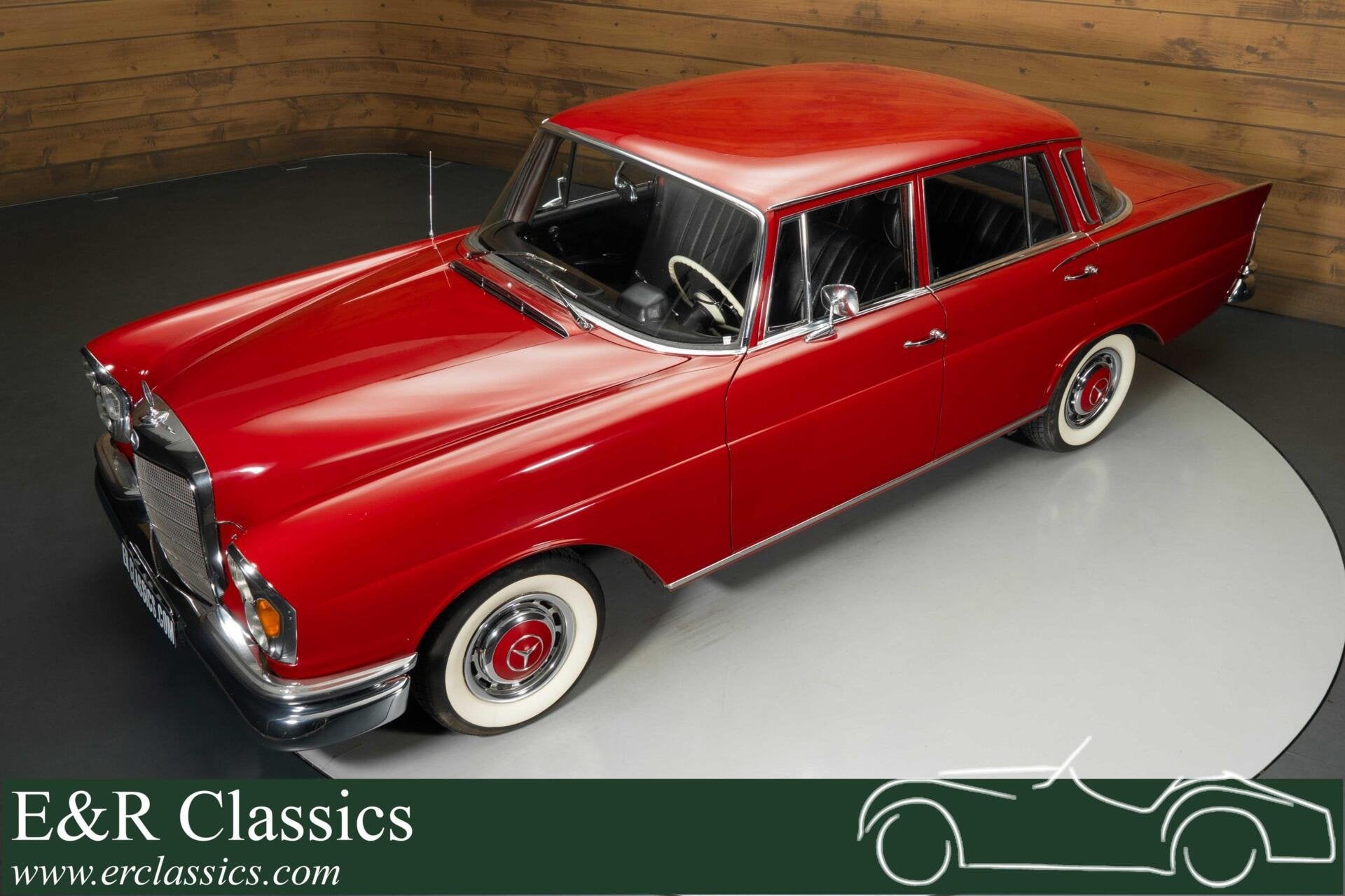 Mercedes 230 S Sedan | 1965, Auto's, Oldtimers, Lederen bekleding, Achterwielaandrijving, Zwart, 4 stoelen