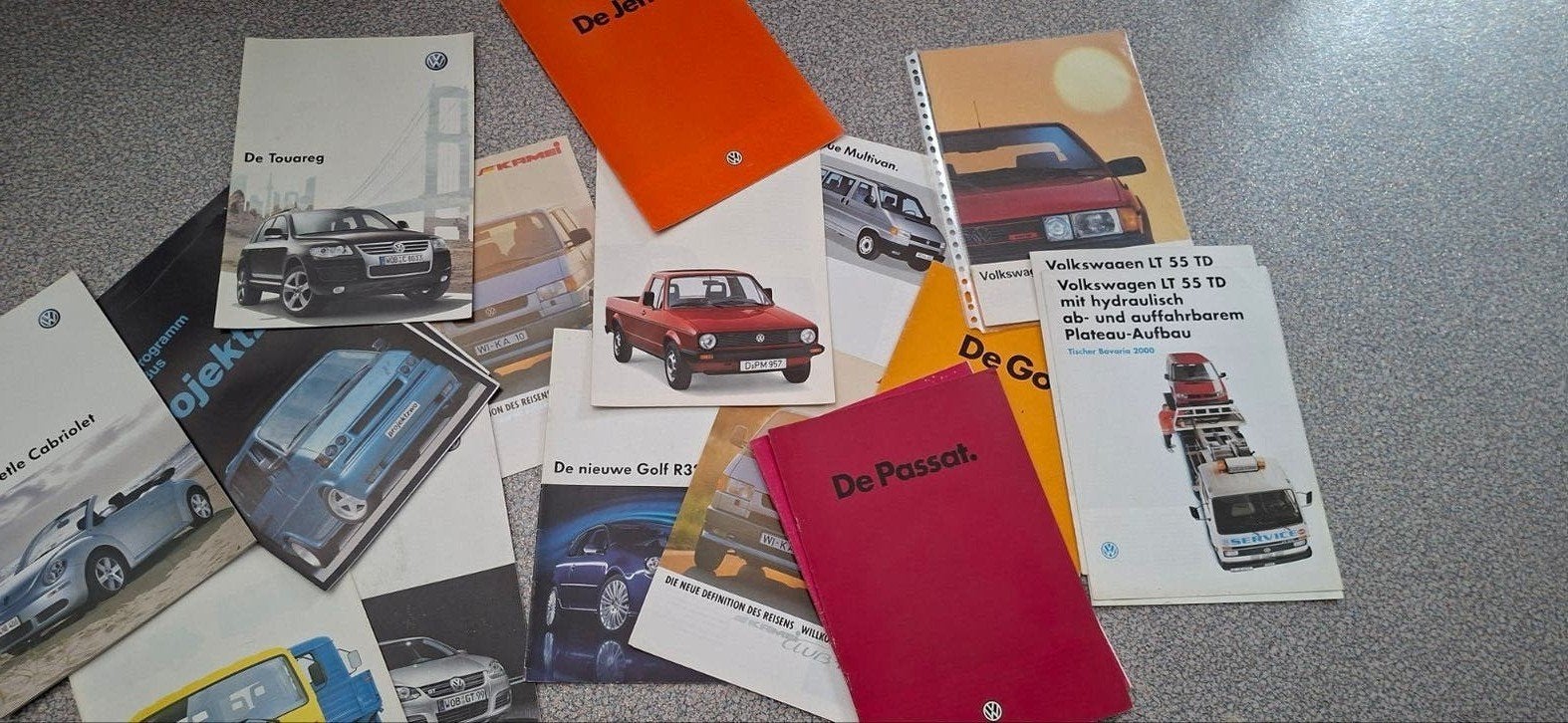 15 VW brochures: Golf, Passat, Jetta, Touareg, Beetle, Ophalen of Verzenden, Gelezen