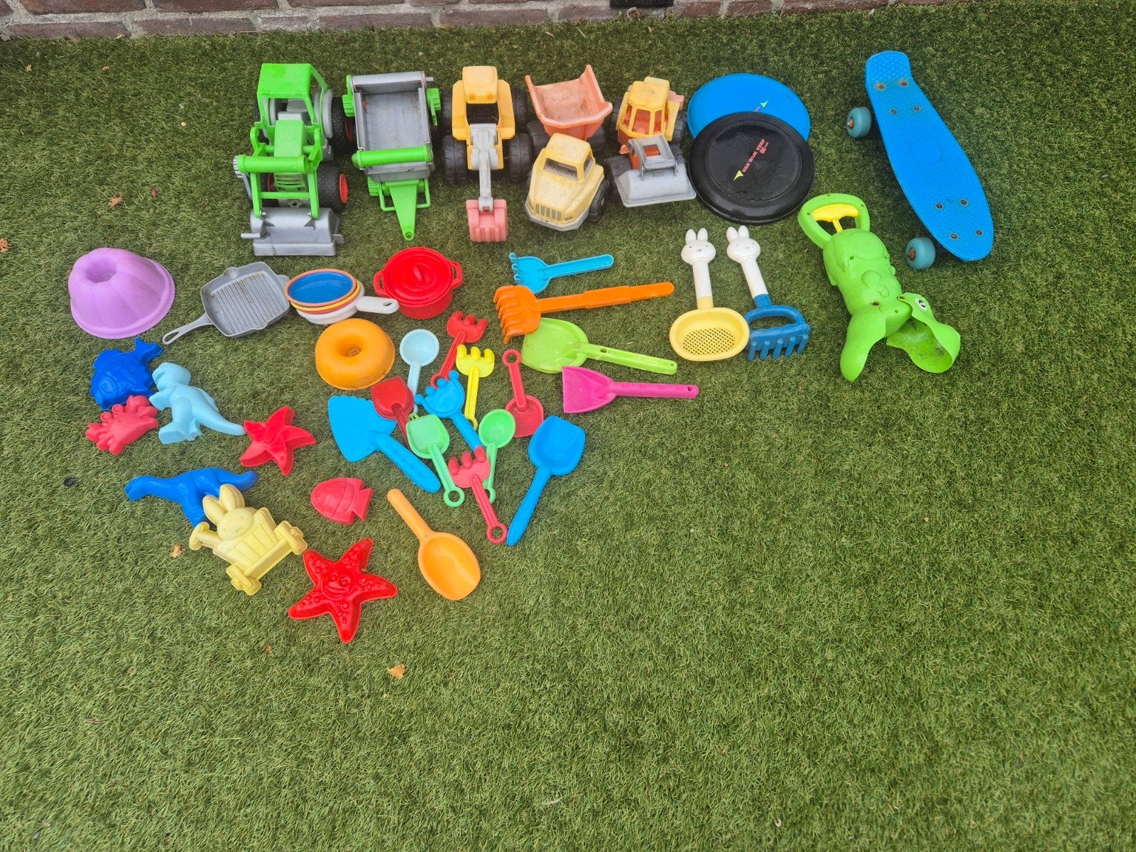 Grote set zandspeelgoed voertuigen frisbee skateboard

Deze, Ophalen of Verzenden