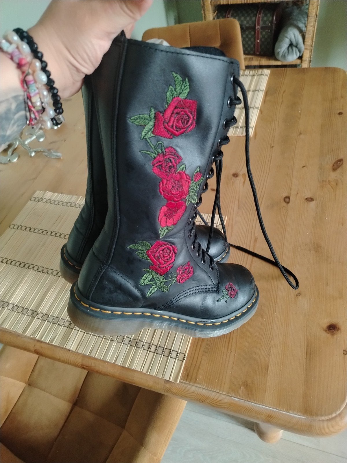 Dr. Martens hoge laarzen met rozen borduursel, Kleding | Dames, Hoge laarzen, Zwart, Ophalen of Verzenden, Dr. Martens
