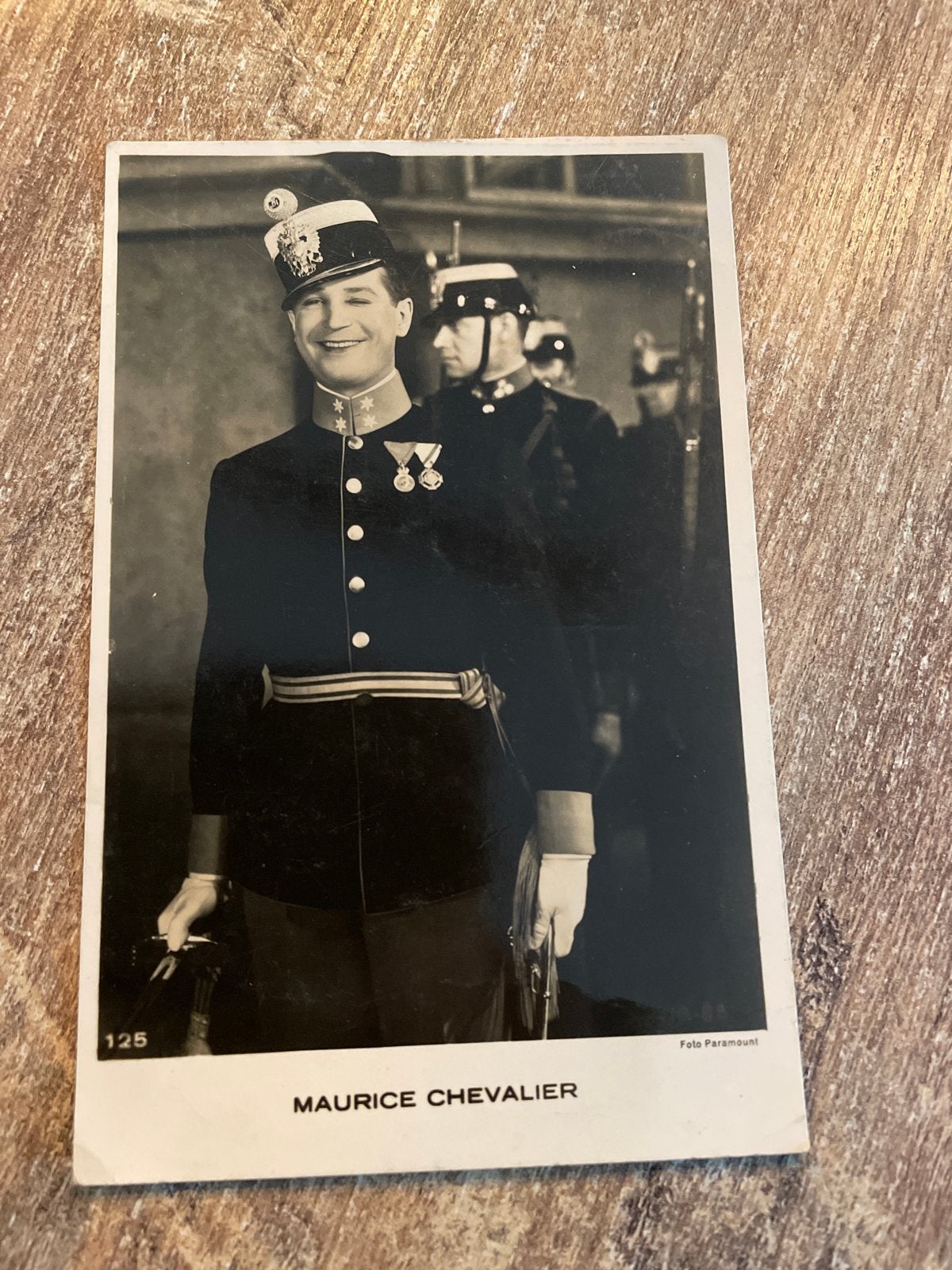 Oude ansichtkaart Maurice Chevalier in uniform, Ophalen of Verzenden, 1920 tot 1940, Gelopen, Friesland