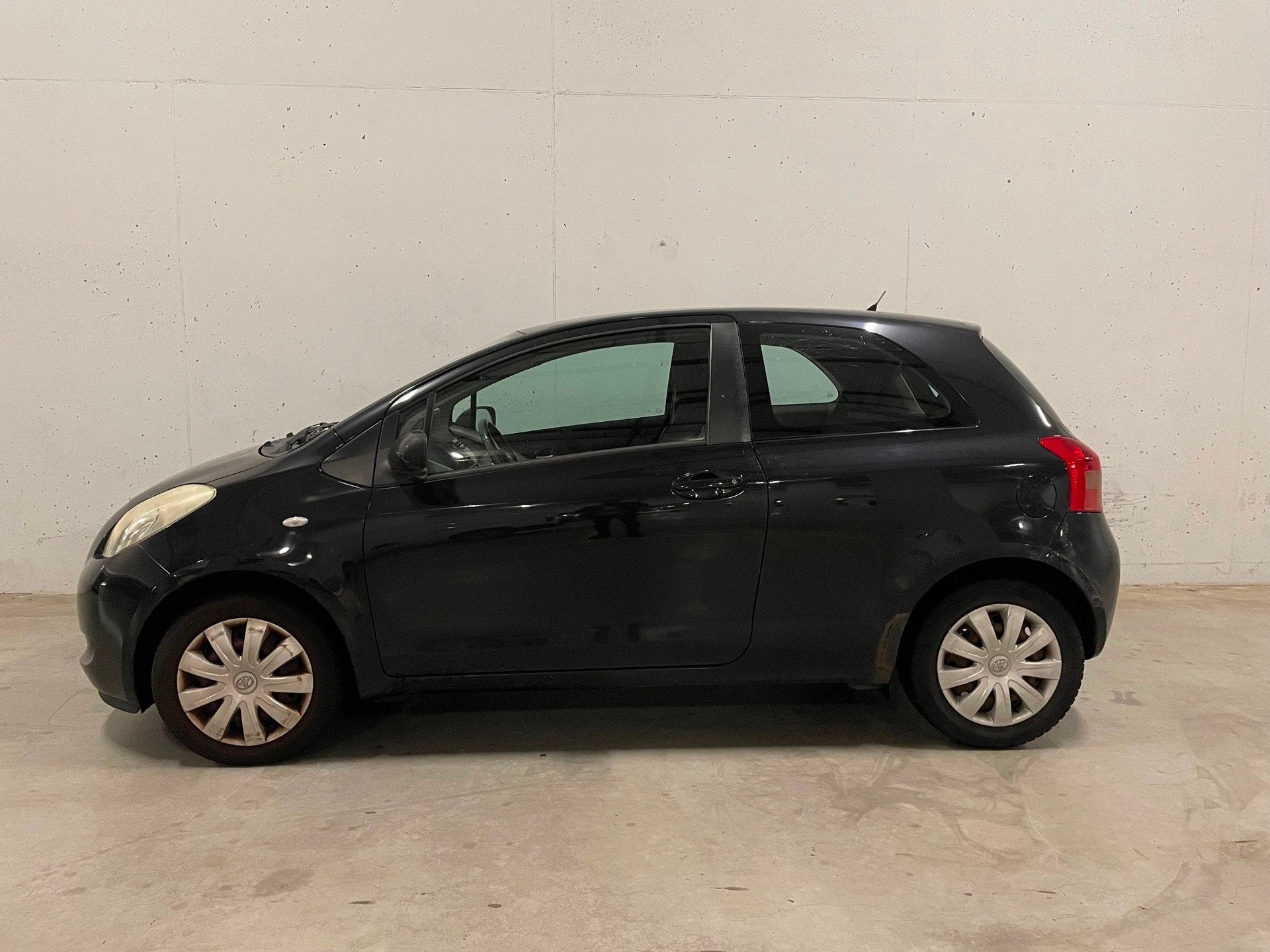 Toyota Yaris 1.3 VVTi Sol MMT Automaat Airco APK NAP, Stof, 750 kg, 4 cilinders, Zwart