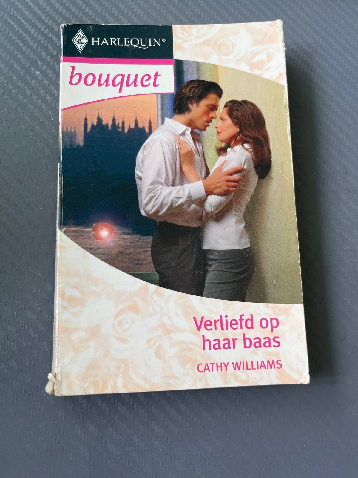 Harlequin Bouquet: Verliefd op haar baas - Cathy Williams, Ophalen of Verzenden, Gelezen