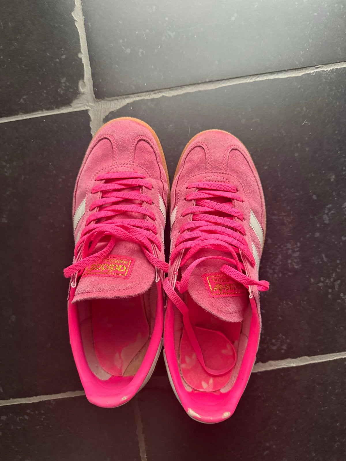 Adidas roze sneakers - Wordt geleverd met Adidas doos, Kleding | Dames, Schoenen, Ophalen of Verzenden, Gedragen, Roze, Sneakers of Gympen