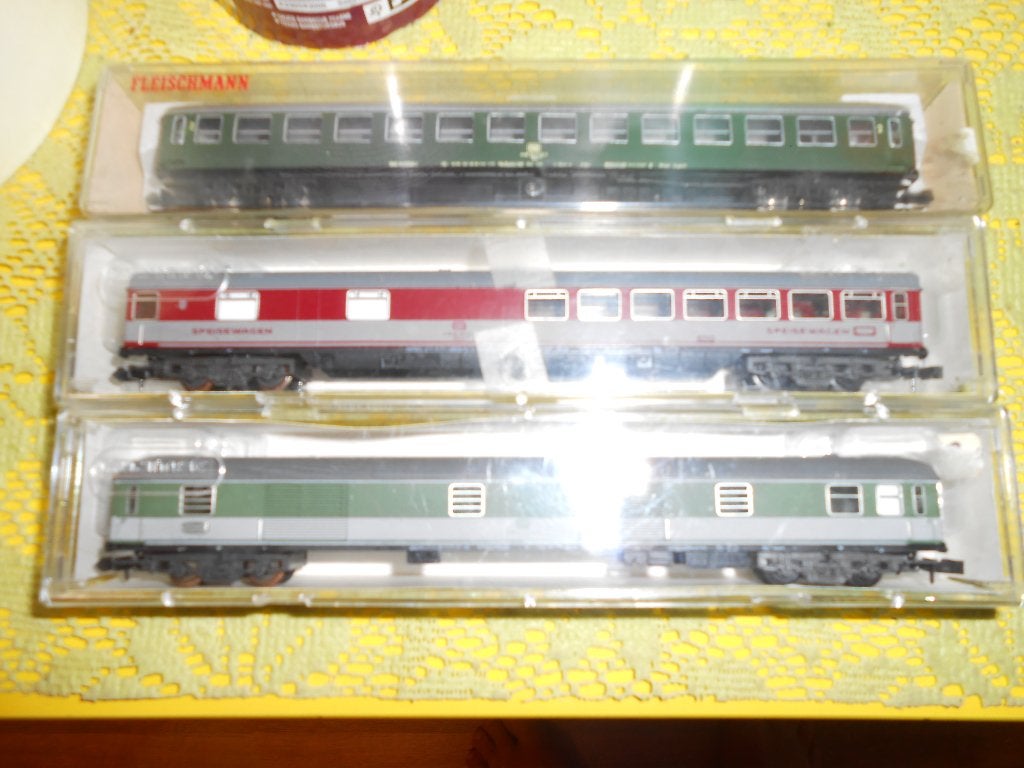 Minitrix 3083 en 3092 en Fleischmann 8110 personentrein DB, Hobby en Vrije tijd, Modeltreinen | N-Spoor, Treinset, Gelijkstroom