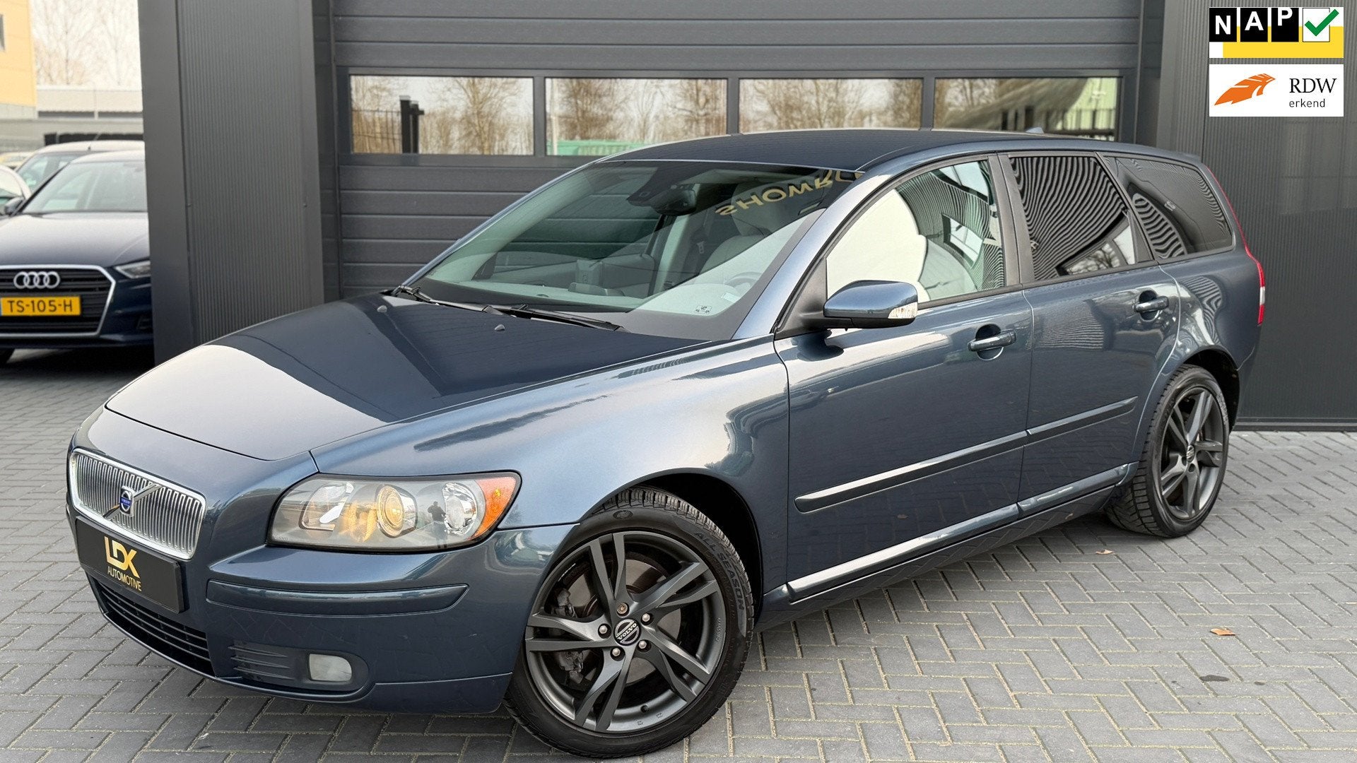 Volvo V50 2.4i Momentum Airco|Automaat|NAP, Auto's, Gebruikt, 700 kg, Blauw, 2435 cc