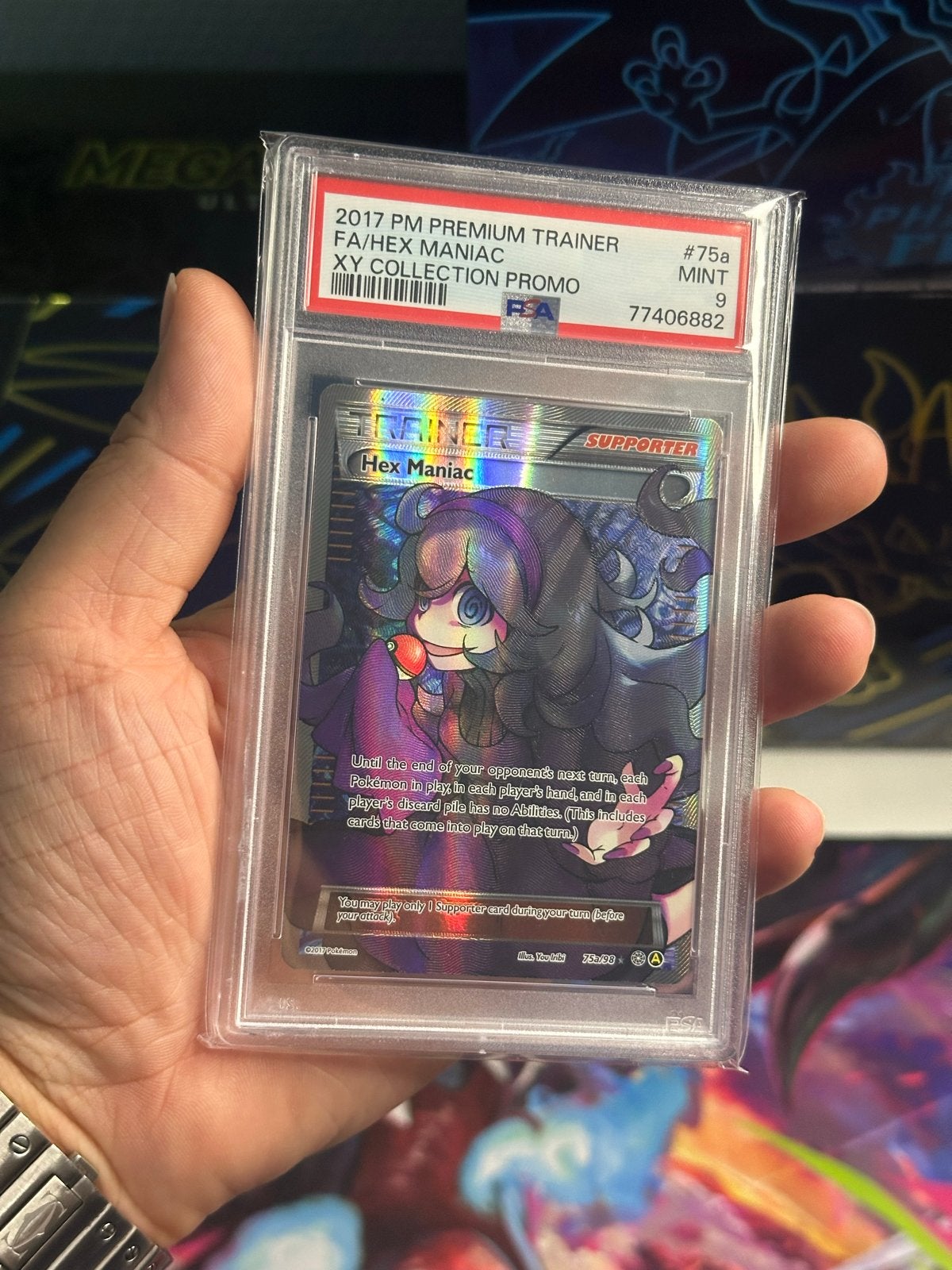 Hex Maniac PREMIUM TRAINER PROMO (PSA 9) - Pokémon kaart, Ophalen of Verzenden, Zo goed als nieuw, Losse kaart, Foil
