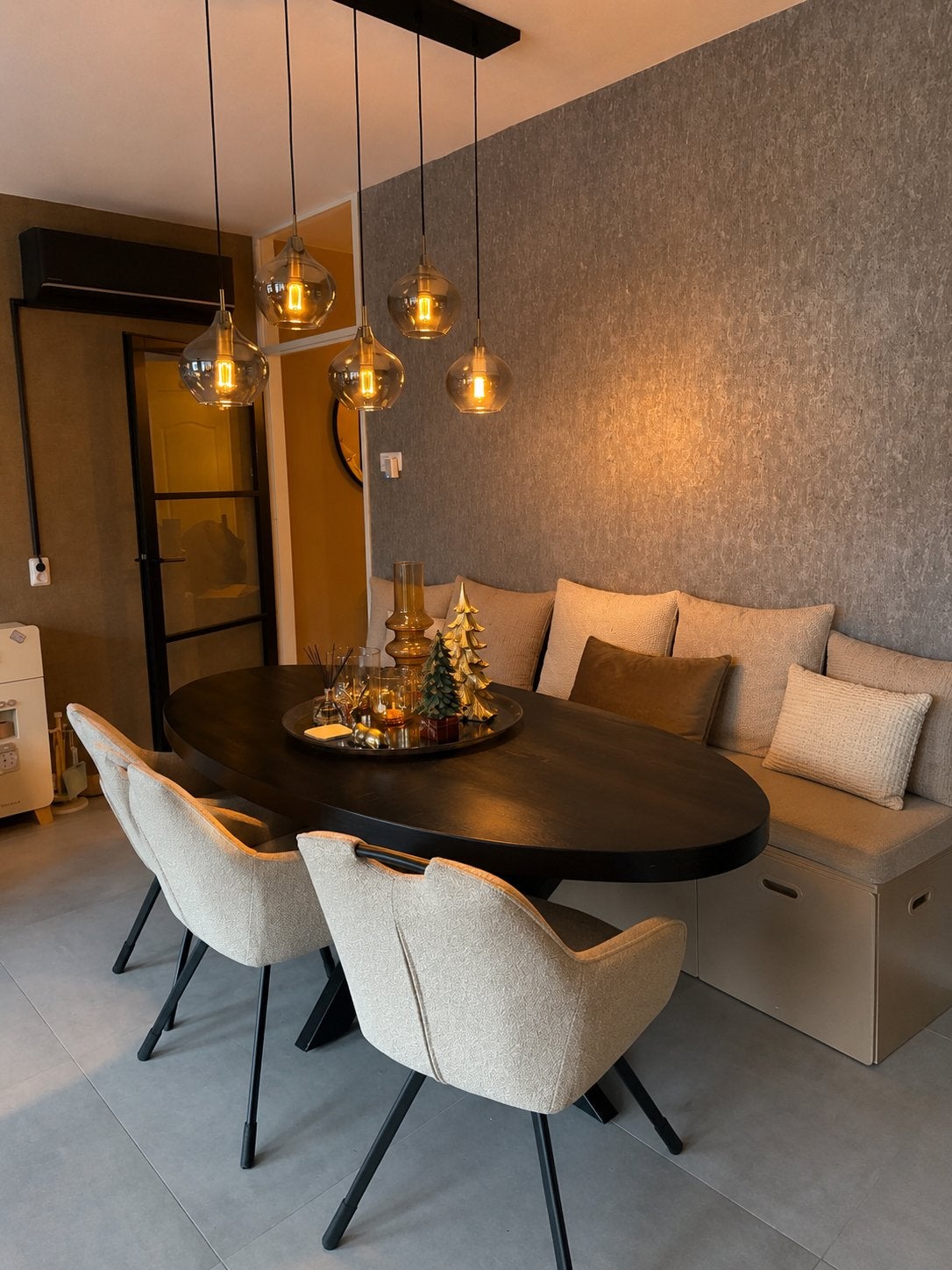 Ovale zwarte eettafel van mangohout, Huis en Inrichting, Tafels | Eettafels, Ophalen, Gebruikt, 100 tot 150 cm, 150 tot 200 cm