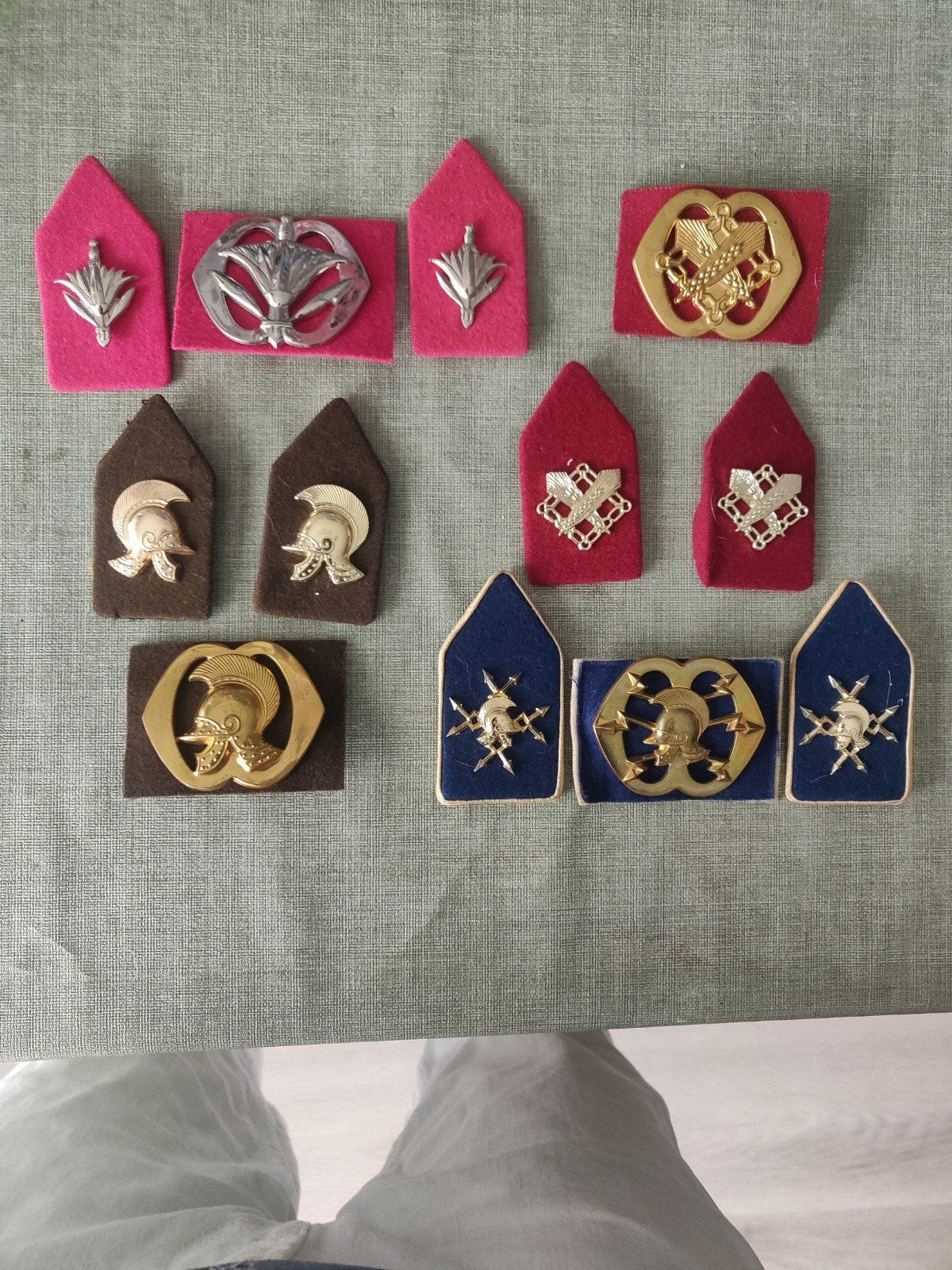 4 setjes met emblemen, Verzamelen, Ophalen of Verzenden, Landmacht, Nederland, Embleem of Badge
