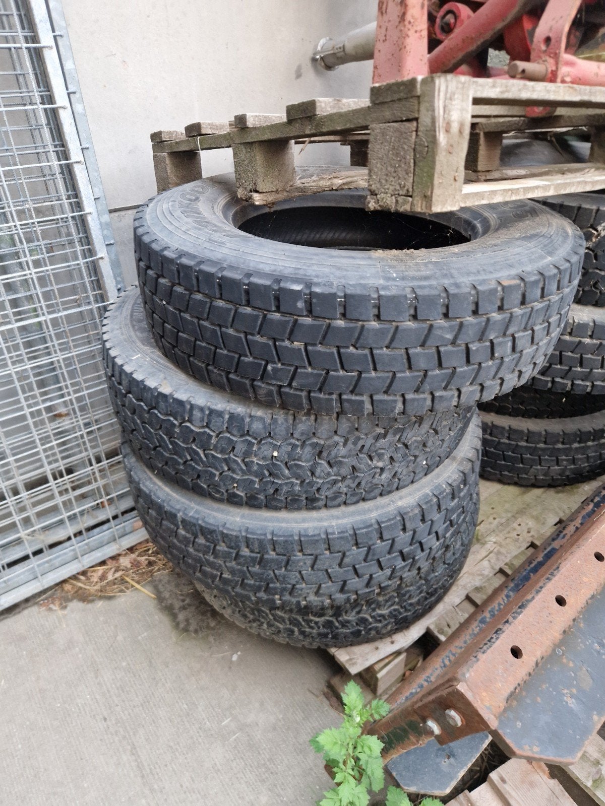Te koop 8 nette banden, trekasbanden 225/75R17.5, Ophalen of Verzenden