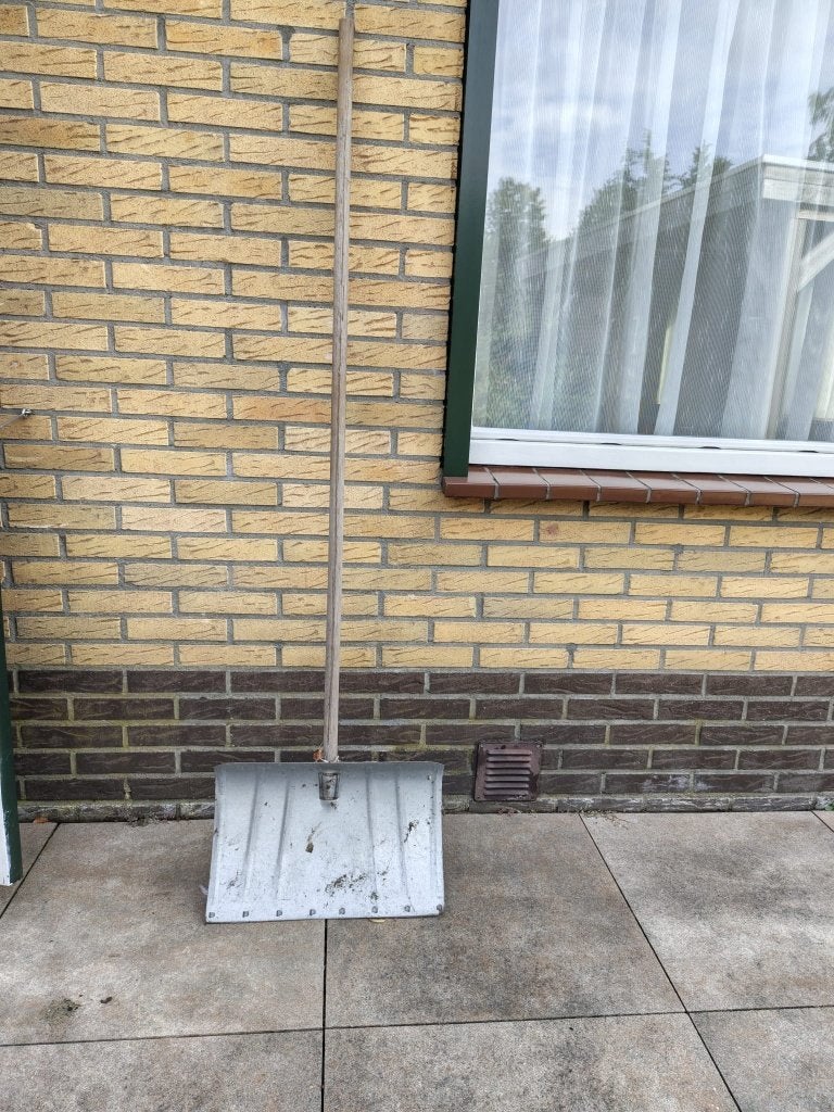 Metalen sneeuwschep / sneeuwschuiver met houten steel, Ophalen, Gebruikt, Overige soorten