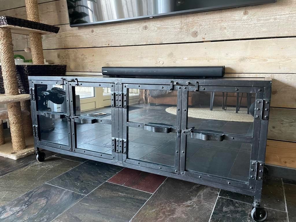 Industriële TV-meubel met glazen deuren en wielen, Ophalen, 100 tot 150 cm, Zo goed als nieuw, Minder dan 100 cm