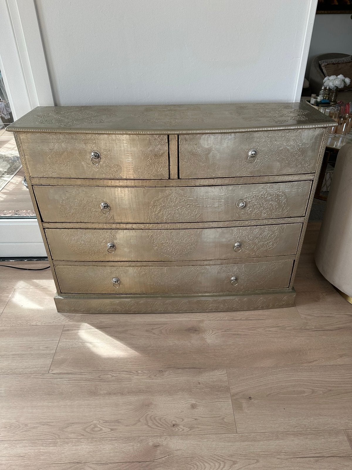 Dressoir met sierlijke atronen - Goud/brons, Ophalen, Overige materialen, 100 tot 150 cm, Zo goed als nieuw