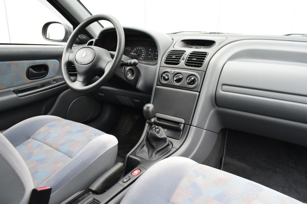 Renault Laguna 1.8 RN 25dkm! (bj 1997), Voorwielaandrijving, 94 pk, Renault, Bedrijf