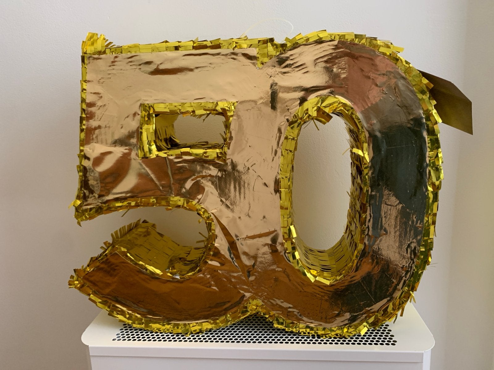 Gouden Piñata '50' voor 50e Verjaardag of Jubileum, Hobby en Vrije tijd, Feestartikelen, Ophalen of Verzenden, Zo goed als nieuw