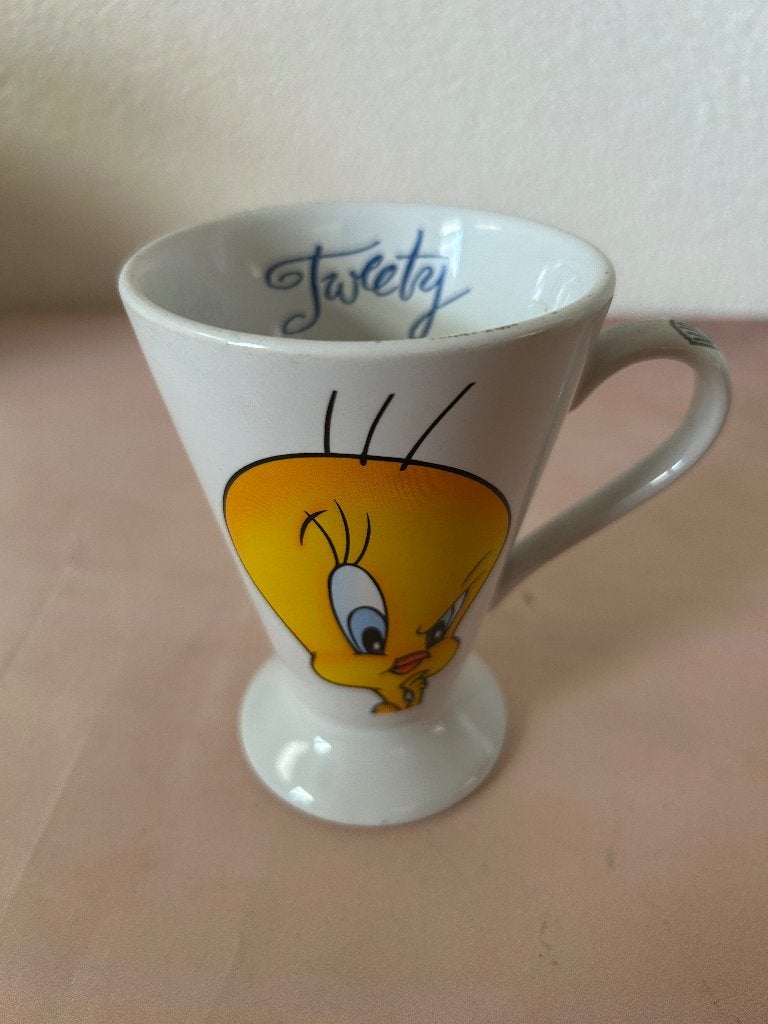 Warner Bros vintage Tweety koffiemok op voet wit, Gebruiksvoorwerp, Looney Tunes, 4000 Warner Blvd, Burbank, CA 91522, Verenigde Staten