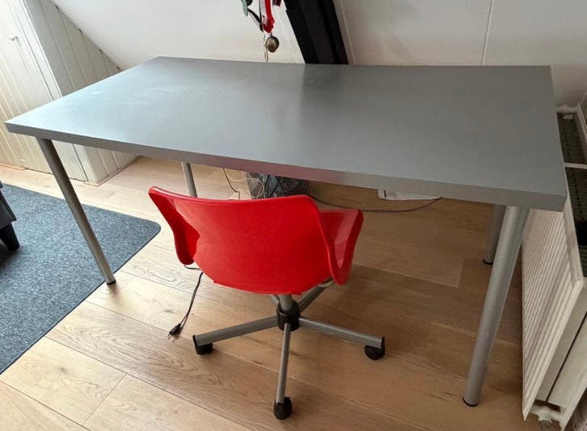 Ikea bureau grijs, Ophalen, Zo goed als nieuw