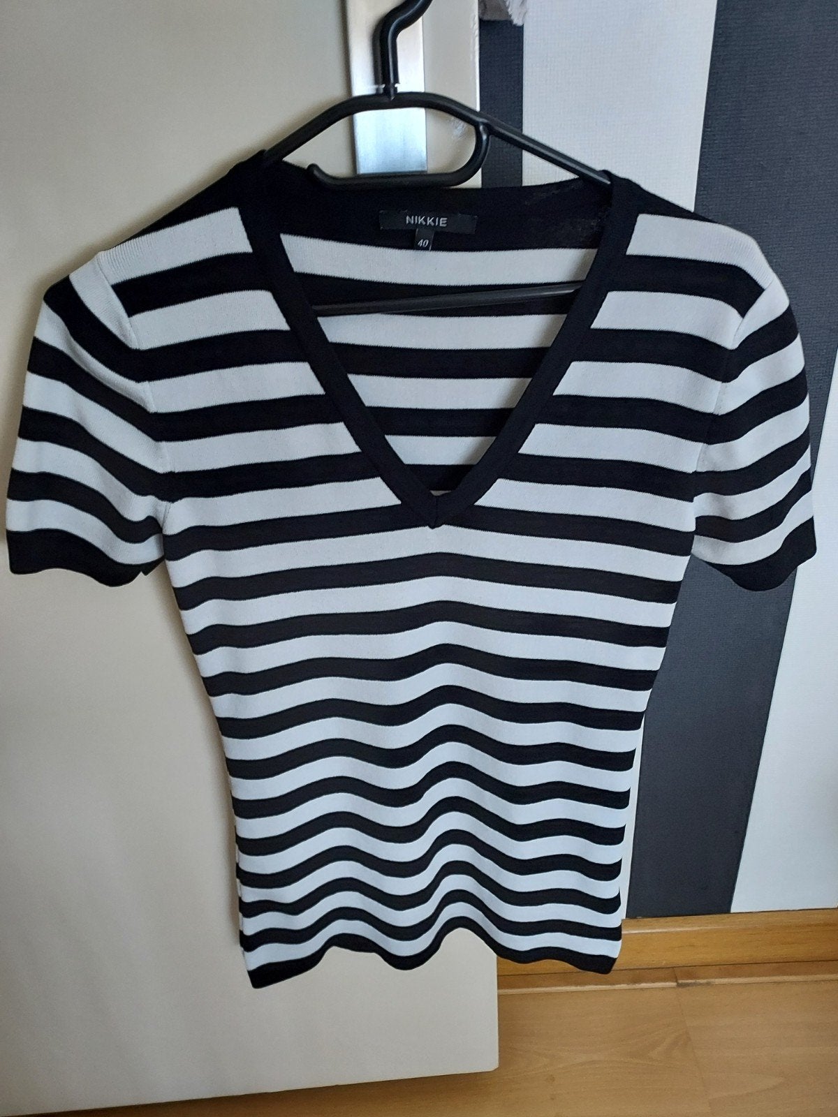 Nikkie gestreepte top met korte mouwen en V-hals, Kleding | Dames, Tops, Maat 38/40 (M), Overige kleuren, Ophalen of Verzenden