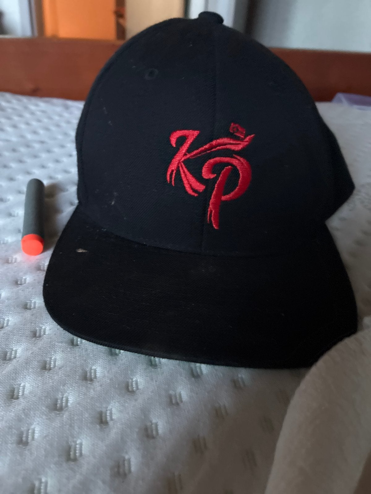 Zwarte pet met rood 'KP' logo, Ophalen, Gedragen, One size fits all, Pet